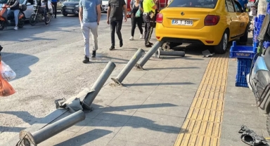 İzmir'de kontrolden çıkan taksi kaldırıma çıktı: Bir yaralı