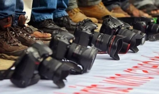 Tutuklu yargılanan 11 gazeteci ilk duruşmada tahliye edildi