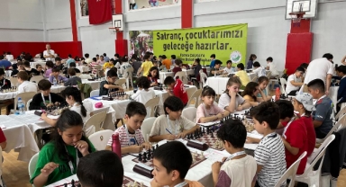 Balçova'da Satranç Turnuvası'nın şampiyonlarına ödülleri verildi 
