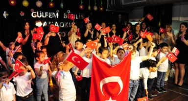 Balçovalı miniklerin mezuniyet gösterisi ailelerine duygu dolu anlar yaşattı 