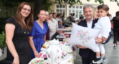 Başkan İduğ Bornovalılarla sergide buluştu 