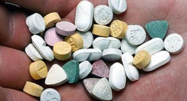 Bayraklı’da uyuşturucu operasyonu: Yüzlerce hap ele geçirildi!