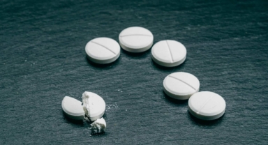 Bekçilerin “dur” ihtarına uymayıp kaçtı: Ara sokağa bırakılan motorda 500 adet ecstasy hap bulundu!