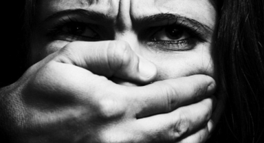 Bornova'da kadına şiddet böyle görüntülendi... Yanındaki kadına sokak ortasında dakikalarca şiddet uyguladı!