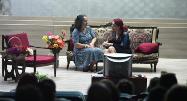 Bornovalı kadınlar sahnede... Tiyatroseverlerden tam not aldılar 