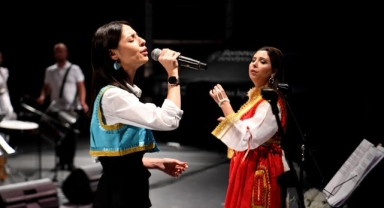 Bornovalı kadınlardan türkü ziyafeti