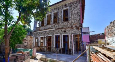 Büyükşehir restorasyon için kolları sıvadı: Basmane'deki altı yapıya tarihi dokunuş