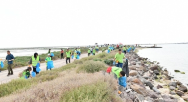 Çiğlililer kıyı temizliği için el ele verdi