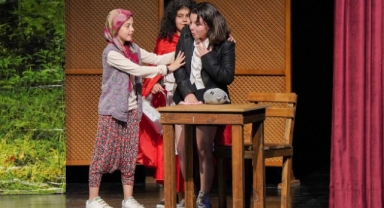 Gaziemirli çocuklar sahnede... Seyirciler ayakta alkışladı! 