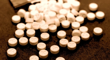 İzmir’de uyuşturucuya bir darbe daha... Binlerce hap ele geçirildi!