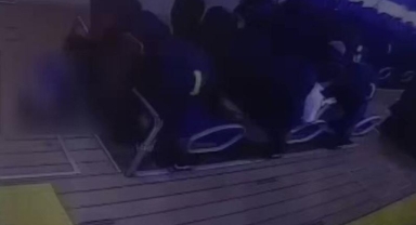 İzmir vapurunda şaşkına çeviren görüntü... Herkesin içinde tuvaletini yaptı