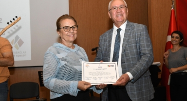 Karabağlarlı kadınlara KİHEP Sertifikalarını Başkan Selvitopu teslim etti