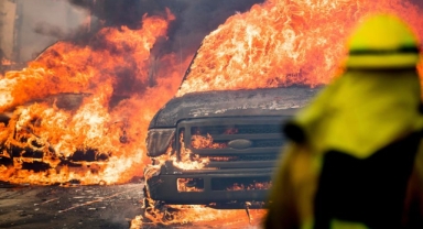 Söke’de iki araç kundaklandı... Araçların ikisi de kullanılamaz hale geldi!