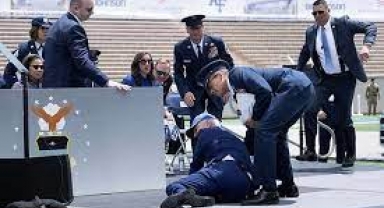 Törende bir anda yere kapandı... ABD Joe Biden'ın o görüntülerini konuşuyor 