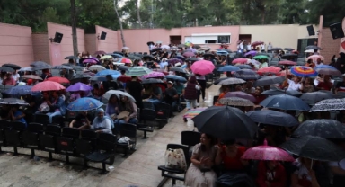 Yağmur, Bornovalı sanatseverlerin önüne geçemedi