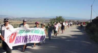 Akbelen'e destek için Foça'da insan zinciri