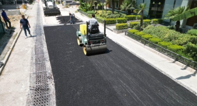 Bayraklı yenileniyor... Asfaltlama çalışmaları devam ediyor! 