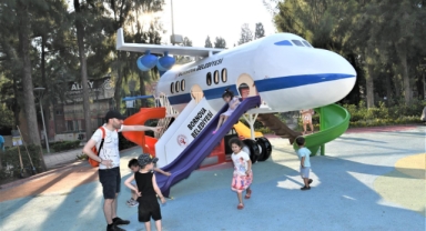 Bornovalı çocuklara sevindiren sürpriz... 29 Ekim Cumhuriyet uçağı Bornova'ya iniş yaptı!