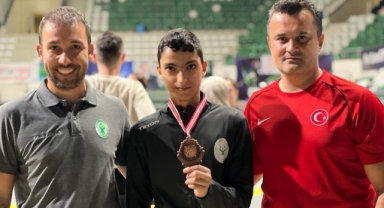 Bornovalı tekvandocu madalyalarına yenisini ekledi... 