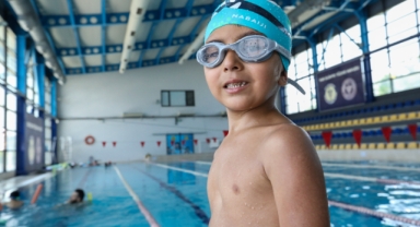 Bucalılar yazın sıcağından uzaklaşmak için belediyenin havuzunu tercih ediyor 