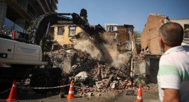 İş makineleri halk güvenliği için çalıştı... Konak'ta metruk binalar yıkıldı! 
