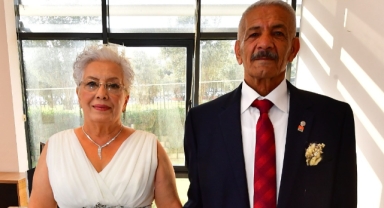 İzmir'de huzurevi renkli görüntülere sahne oldu... Ayşe - Mehmet çifti hayatlarını birleştirdi