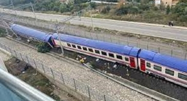 İzmir'de korkunç tren kazası