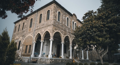 Kutsal mekanda içkili partiye Ortodoks toplumundan tepki