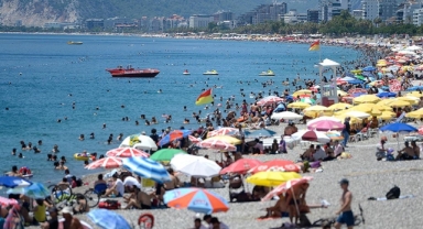 Sıcaklardan bunalanlar Çeşme'ye akın etti