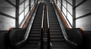 Yürüyen merdivende feci kaza!