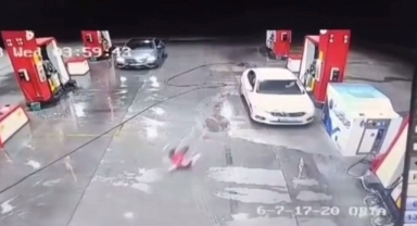Akaryakıt istasyonunda çalışana çarptı... Görevli yerde sürüklenirken sürücü kaçtı! 