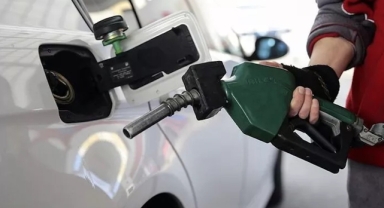 Beklenen zam geldi: Benzine dev zam! 