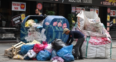 Buca'da emekçiler iş bıraktı: Sokaklarda çöp yığınları oluştu!