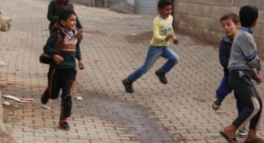 Çocuğuyla dalga geçilince apartman görevlisinin evini bastı: 