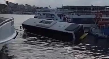 Eminönü’nde boş otobüs denize düştü