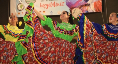 Güzelbahçe'de halk dansları buluşması 