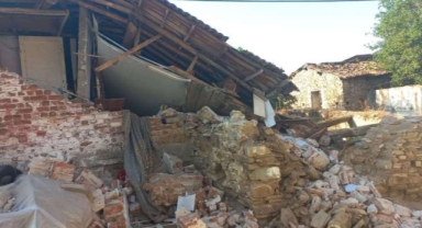 İzmir Bayındır'da yağış sonucu evin çatışı çöktü: İkisi çocuk üç kişi yaralandı