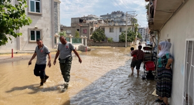 İzmir'de su borusu patladı: Ev ve iş yerleri sular altında kaldı! 