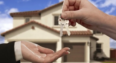 İzmir'de verilen kiralık ev ilanı sosyal medyanın gündemine oturdu: Hem kiracı hem bakıcı