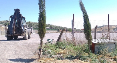 İzmir Foça'da futbol sahasında cüruf atık iddiası