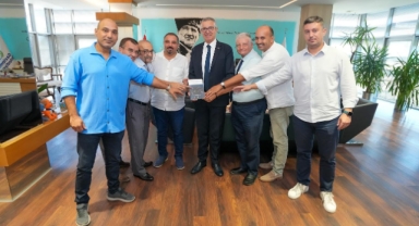 İzmirli gazetecilerden Başkan Arda'ya hediye: