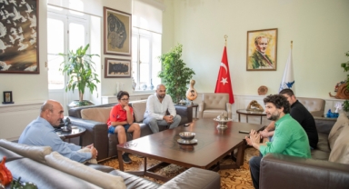 İzmirli satranç şampiyonu Başkan Soyer’i ziyaret etti