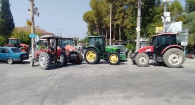 Kamu bankası şubesinin taşınmasına tepki gösteren çiftçiler traktörle yolu kapattı!