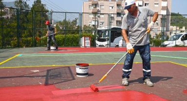 Karabağlar’ın parkları renkleniyor