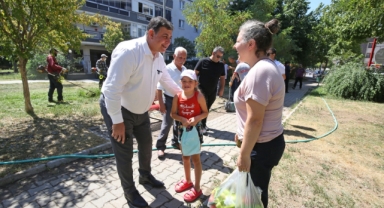 Karşıyaka Belediye Başkanı Cemil Tugay Karşıyaka'yı adım adım geziyor