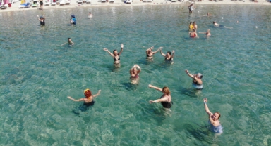 Konaklı kadınlar denizle buluşuyor