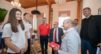 Milli takım oyuncularından Başkan Soyer’e kupa sözü