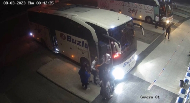 Muavin plastik çekiçle yolculara saldırdı