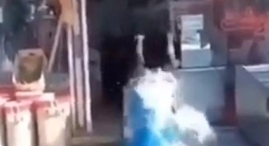 Serinlemek için fıçıya giren vatandaş boğulmaktan son anda kurtarıldı