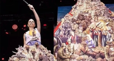 Simge Sağın'ın '30 Ağustos' elbisesi gündem oldu